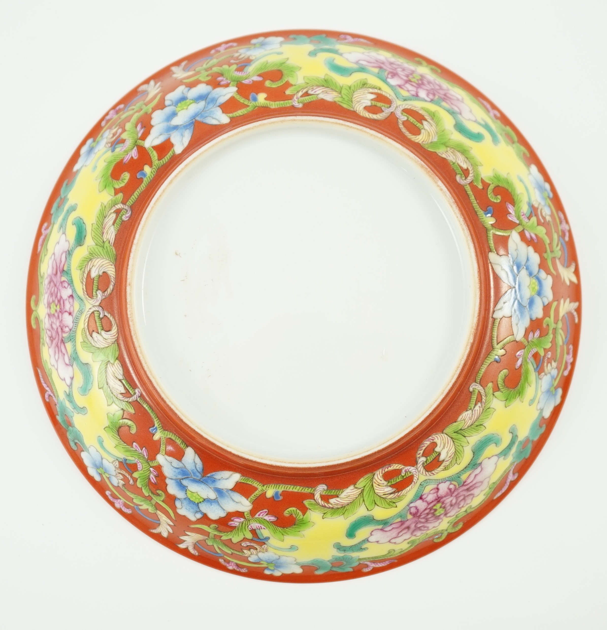 A Chinese coral ground saucer dish, 19th/20th century, 16cm diameter